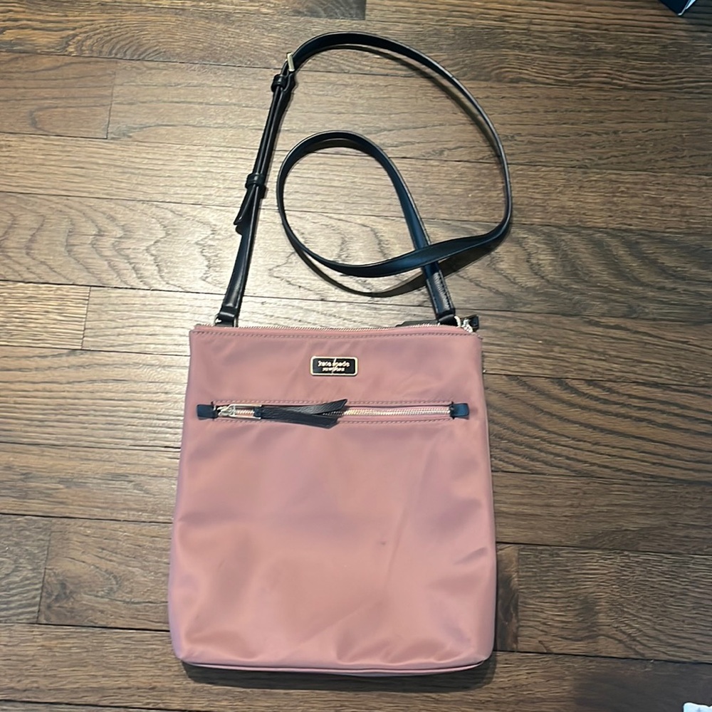 Kate Spade Dawn Flat Crossbody in sparrow